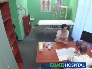 Fakehospital penis di belahan dada femme fatale ingin dokter air mani