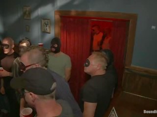 Fanget hingst er brutalt brukt i en bar fullt av concupiscent maskert menn