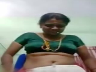 泰米爾人 阿姨 removes saree 和 薄膜 大 胸部