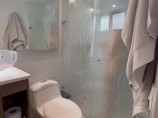 Egy magnificent fürdőkád -val a takarítás fiatal nő -től én ház: hd x névleges film 0a