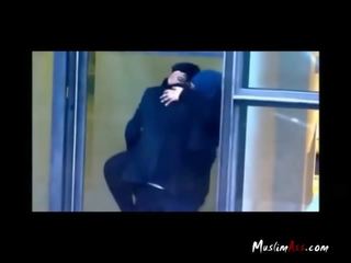 Хиджаб учител заловени embracing от шпионска камера