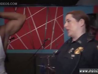 Lesbienne police officier et angell étés police gangbang brut agrafe