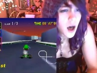 Geek babe cums playing Mario Kart