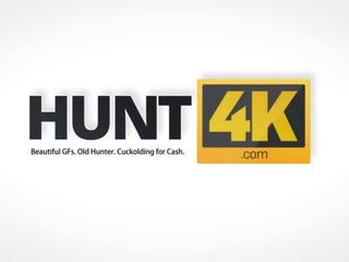 Hunt4k. cazadora capturas la derecho momento a seducción adolescente rubia