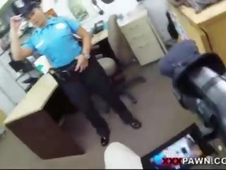 חזה גדול משטרה קצין מזוין על ידי pawn אדם