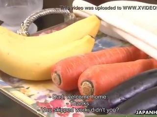 Sayuri har en otäck tid med några vegetables