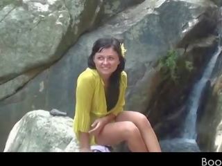 Amatorskie nastolatka laska pracujący jej krzepki cioto przez za waterfall