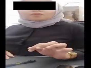 Hijab kekasih dengan besar payu dara heats beliau pemuda di kerja oleh webcam