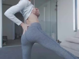 Terrific cô gái tóc vàng thiếu niên lấy hết sợi với hoàn hảo ngực và đẹp ass trong yogapants