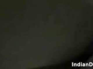 Indisk hustru blåsning hans peter punkt av utsikt
