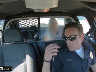 Vite il cops - baughty spesso bianco ragazze prende scopata da poliziotto