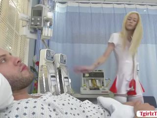 Blondine shemale verpleegster jenna gargles slurps en eikels patients schacht