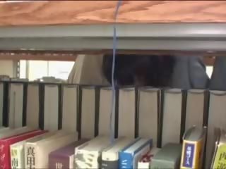 Genç islak gömlek kabarcık içinde kütüphane
