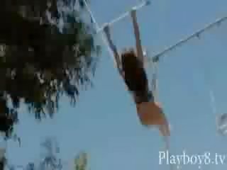 Laukinis nuogas lėlės turi bungy jumping tiesiog kaip a tikras gymnasts