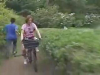 Japonesa hija masturbado mientras cabalgando un specially modified sexo película bike!