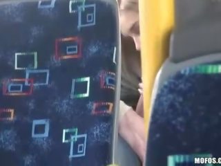 Jugendliche zeigt an ein pärchen mit dreckig video im die bus