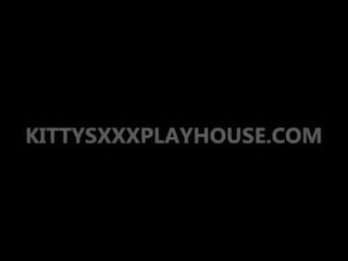 Kittysxxxplayhouse.com शॉर्ट शॉर्ट्स को poundout