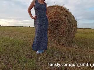Я спалах дупа і цицьки в a поле в той час як harvesting hay