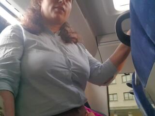 Voyeur verführt milf bis suck&jerk seine mitglied im bus: amateur sex film feat. expressiagirl