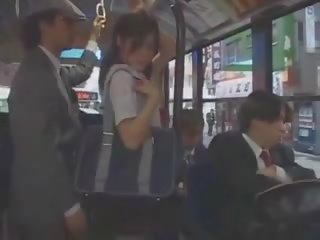 Aziatisch tiener lassie betast in bus door groep