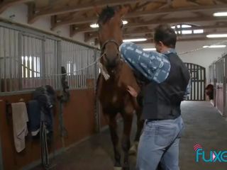 Tera glede ridning hest på bondegård