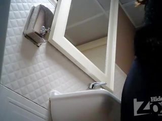 Ẩn máy ảnh trong các nhà vệ sinh của một thanh.