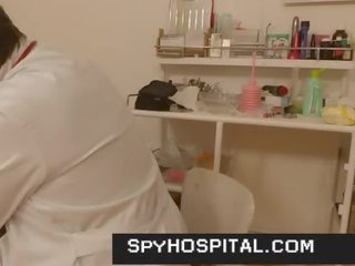 ספּוֹרטִיבִי צעיר נְקֵבָה לקבל spyied ב רפואי מרכז