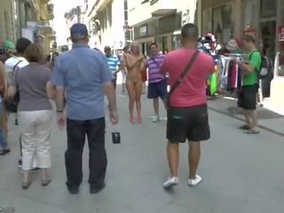 Rambut pirang femme fatale jenny telanjang di masyarakat jalan