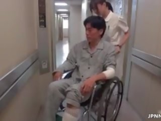 Привабливий азіатська медсестра йде божевільна