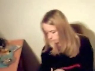 Blondine zeigt ihre pička