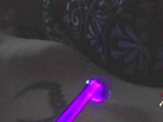 Uau o que um electric orgasmo! violeta wand jogar!