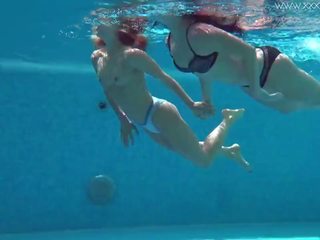 Jessica dhe lindsay lakuriq duke notuar në the pishinë: pd xxx video bc