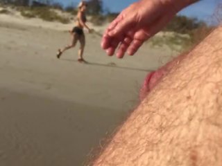 Публічний пляж ексгібіціоніст одягнена жінка голий чоловік ерекція