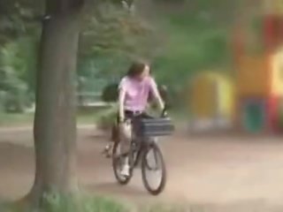 Japońskie córka masturbated podczas ujeżdżanie za specially modified x oceniono wideo bike!