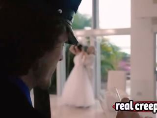 عروس اشلي آدامز يحصل على كس متخم بواسطة شاق فوق زحف