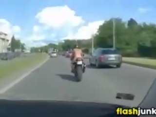 Top-less tatuado chavala cabalgando un motorcycle