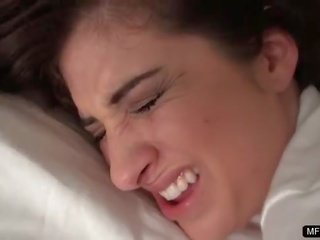 Ousada babá experiencing dela primeiro doloroso anal estrondo