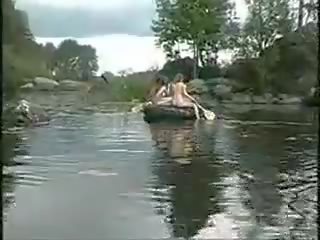 Tre eccellente ragazze nuda ragazze in il giungla su barca per manhood caccia