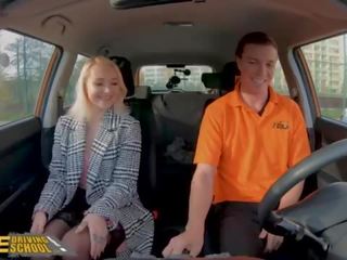 Falešný driving školní blondýnka marilyn sugar v černý punčochy dospělý film v auto