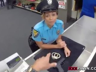 שׁוֹטֶה משטרה קצין הלם על ידי pawn אדם