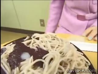 Cochon femme à partir de japon aime nourriture habillé avec sperme