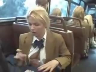 Rubia nena chupar asiática adolescents pinchazo en la autobús