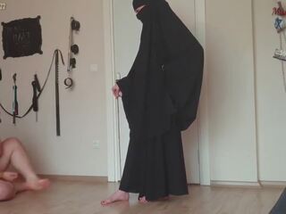 Moslim tiener canes vet slaaf