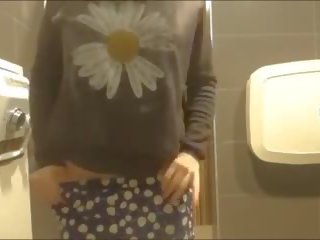 Jong aziatisch damsel masturberen in mall badkamer: volwassen video- ed