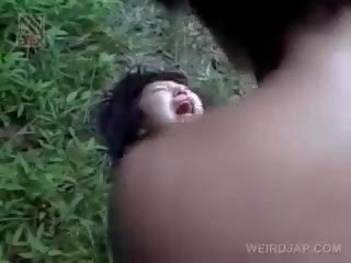 Rapuh warga asia muda wanita mendapat brutally fucked di luar