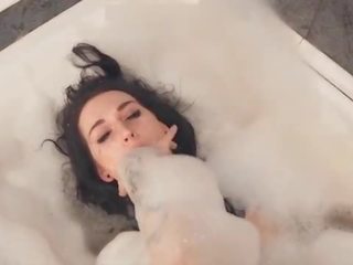 Desirable genç kadın boğaz irklararası anal vomit puke şaşkın delik ve vomiting