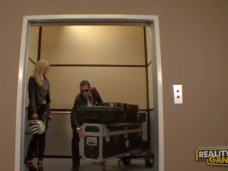 Amatööri hämmästyttävä blondi lutka tekemässä suihinotto ja saa perseestä päällä the hissi