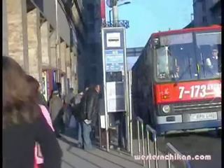 E lezetshme gjoksmadhe flokëverdhë gjinj grabbed bythë ledhatim në autobuz pjesa 1