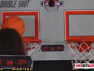 Deux séduisant filles jouer une jeu de bande basketball shootout