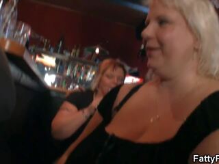 Groovy wanita gemuk cantik pesta di itu bar